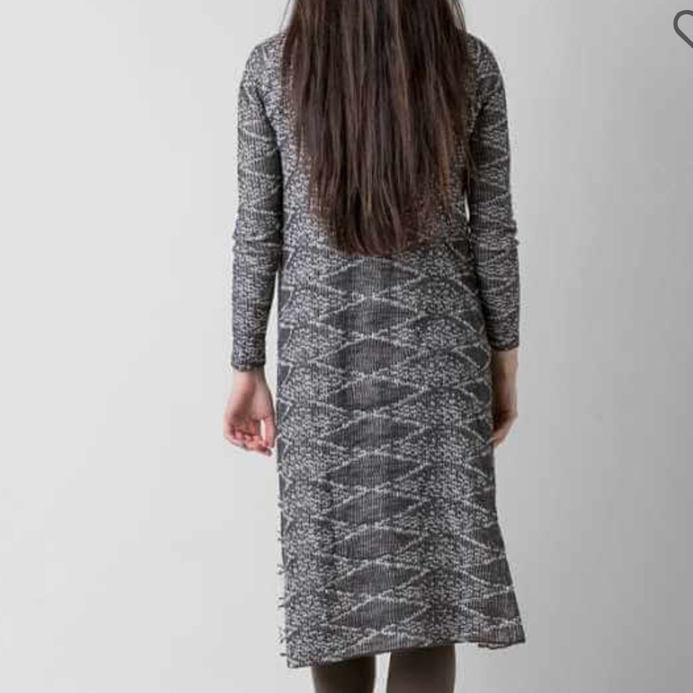 ๐SALE๐๐ Reversible Diamond Design Cardigan - Picture 3 of 6
